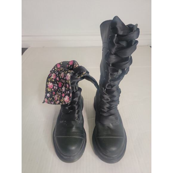 Doc Martens Womens Triumph Boots SZ 5 Black Floral Fold Over Leather Lace Up - Picture 2 of 12